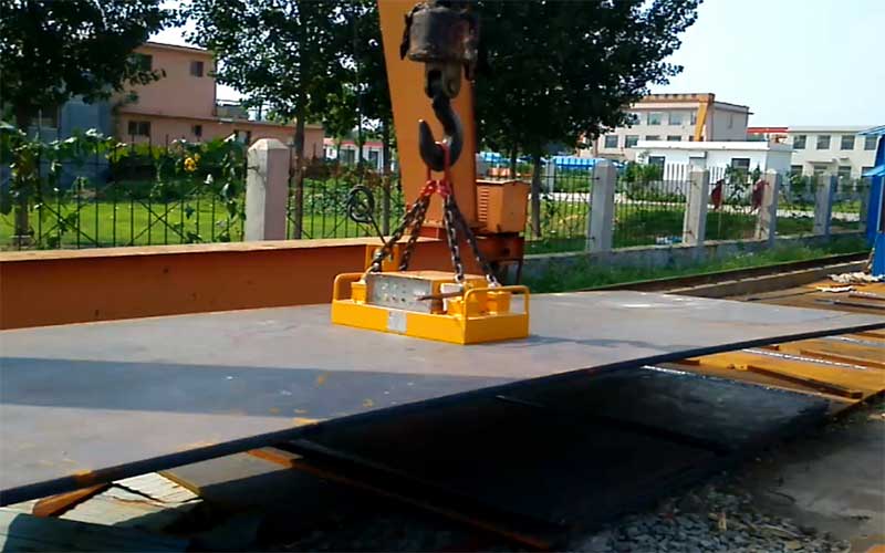 Electro permanent magnetic lifter for block steel handling